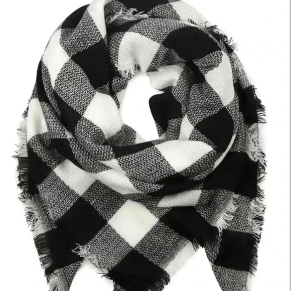 Checker White / Black Blanket Scarf - Picture 4 of 4